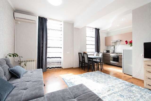 Апартаменты Comfortable apartment in the golden square. Алматы-12